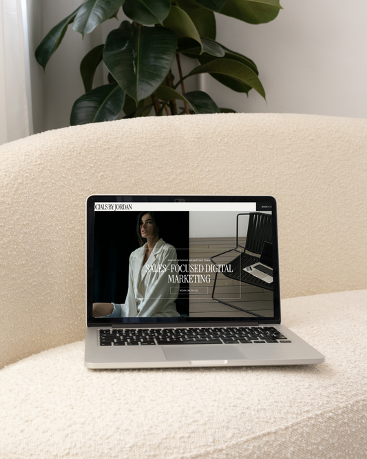 "THE SOCIAL MEDIA MANAGER" Showit Website Template